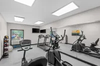 Days Inn & Suites by Wyndham Cedar Rapids - Gym