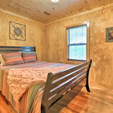 Cozy Creekside Cabin ~ 24 Mi to Red River!