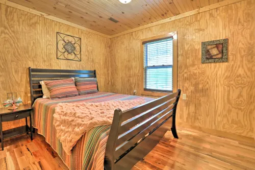 Cozy Creekside Cabin ~ 24 Mi to Red River! - WiFi