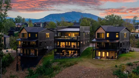 The Back Nine Retreat by AvantStay Private Golf Sim, Firepit & Mountain Views Near Dollywood