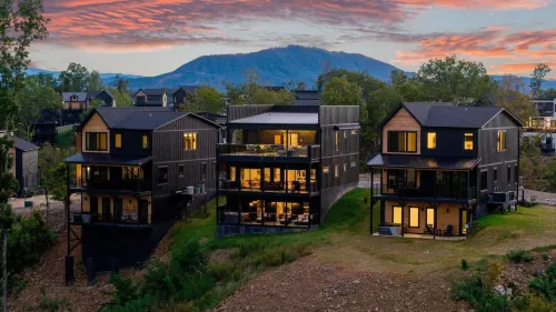 私人高爾夫模擬器、火坑和山景靠近多莉山新建的後九洞度假屋