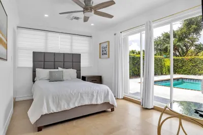 Delray Bch Retreat-Heated Pool Mini Golf 5 Min to Downtown & Beach, Pet Friendly Hotels near Delray Beach Historical Society