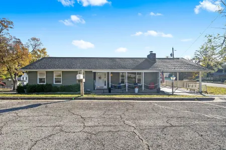 Branson Downtown Beauty - 4 Bdr Home Sleeps 15