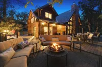 Verde River Lodge: Riverside Cabin Luxury with Hot Tub, Games & Wild Beauty