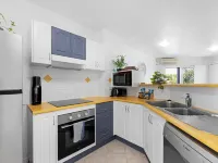 2-Bed Escape with Pool, Steps From Torquay Beach - Apartments