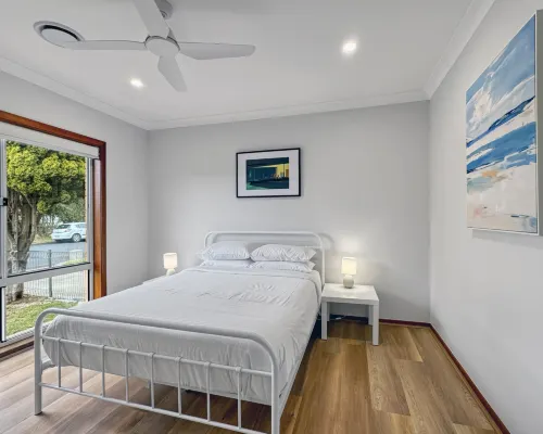 4-Bed Beach House with Garden & Alfresco Dining Hotels in Broulee