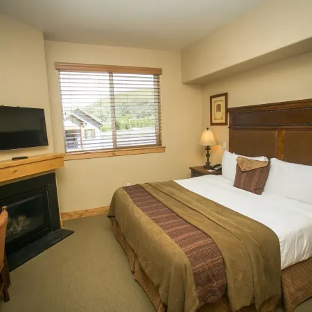 Huge Condo with Stunning Views from Oversized Deck Save 20% on 7 Nights!