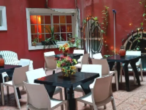 ホステル エストリル バローロ宮殿周辺のホテル