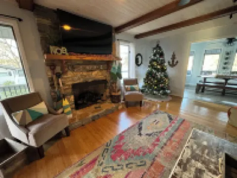 Red Sky Lake House - Tranquility at the lake! Hotels in Eldorado