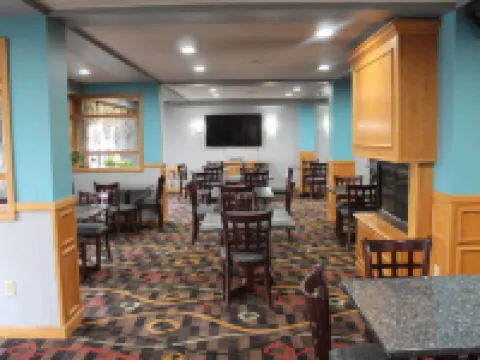 Quality Inn & Suites University Area Hotels in Muncie