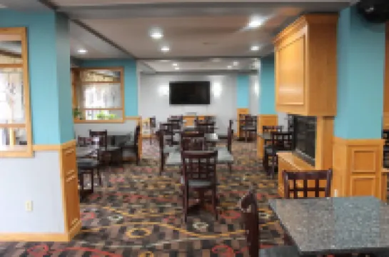 Quality Inn & Suites University Area Hotels in Muncie
