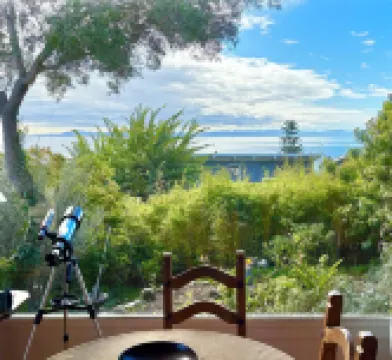 Lillie’s Oceanview RUSTIC Boho Surf Cottage Steps to the beach & fun!