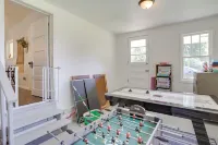 South Haven Farmhouse w/ Fire Pit, 4 Mi to Beach! - واي فاي