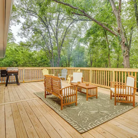 Cotter Home w/ Deck ~ 1 Mi to Big Spring Park!