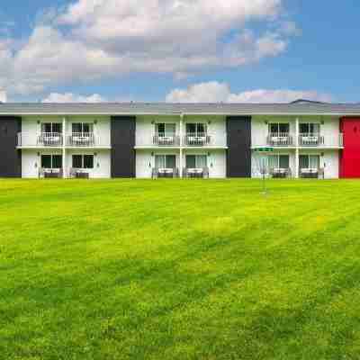 Quality Inn & Suites Hotel Exterior