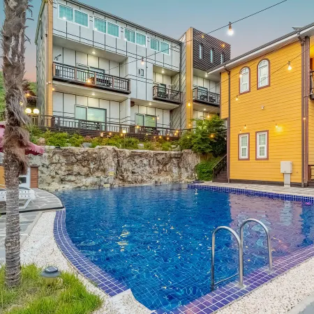 Geoje Island Gajodo Full House Pension (Large Outdoor Swimming Pool)