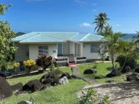 Tradewinds- quiet home overlooking the ocean Hotele w: 