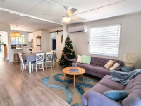 Sea Breeze at Margate Beachside-pet friendly Hotels in Margate