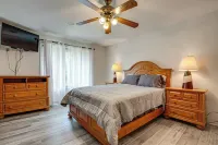 Junction City Home w/ Hot Tub - Near Milford Lake! - parking