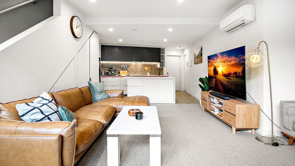 Modern Carlton Living Minutes to CBD