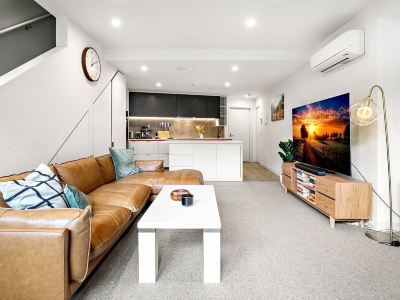 Modern Carlton Living Minutes to CBD