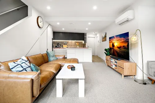 Modern Carlton Living Minutes to CBD - 4-Star