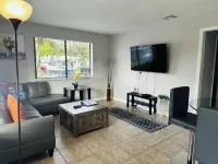 Spacious and Bright 2bed, washer/dryer, back yard