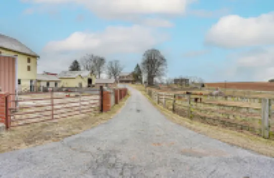 Rural & Historic Detour Escape w/ Horses On-site!
