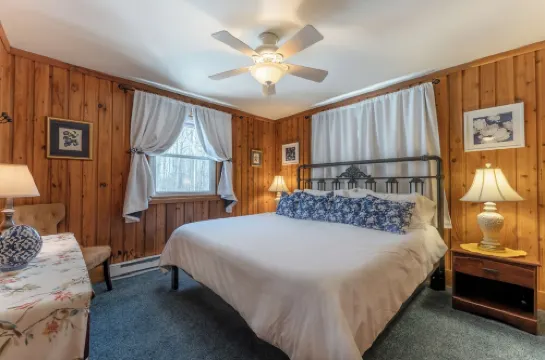 Secluded Poconos 5Br Lake Retreat with Beach Access and Skiing