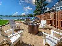 The Lake House on Myers Bay - 3-bed 2-bath Luxury Home With Private Pier, Beach, Firepit, and Deck Hotels in Fox Lake