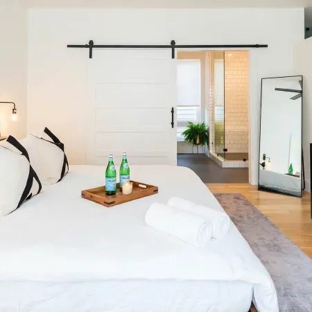 Nash Chic Near DT Rooftop Luxe Comfort