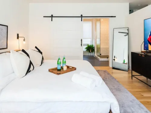 Nash Chic Near DT Rooftop Luxe Comfort - Bungalows