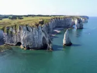 Residential flat in a former Etretat villa, in a big garden with free parking.