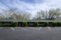 Sierra Inn - parking