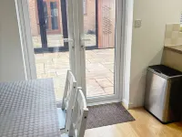 Private Double Bed Bathroom Hydro Pool Part Share Home with Host Hotels in Wigan