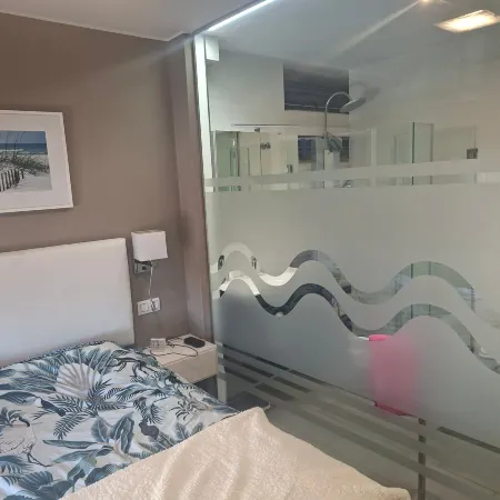A beautiful beachfront flat for 4 people with a lovely terrace overlooking sea