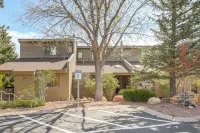 Walk to Golf and Trails! Aspen House in Flagstaff