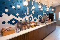 La Quinta Inn & Suites by Wyndham Seattle Sea-Tac Airport - breakfast