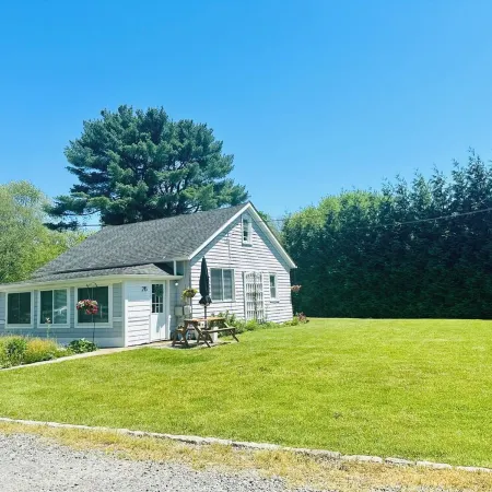 Charming Coastal Escape near Wickford, RI. Close to beaches and coastal charm!