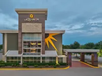 La Quinta Inn & Suites by Wyndham Dallas I-35 Walnut Hill Ln Hotels in der Nähe von Freizeitpark Zero Gravity