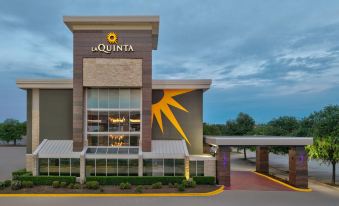 La Quinta Inn & Suites by Wyndham Dallas I-35 Walnut Hill Ln