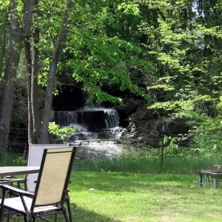 Rustic, Cozy Cottage with Backyard Waterfall and Cayuga Lake Views! Отели в г. Итака