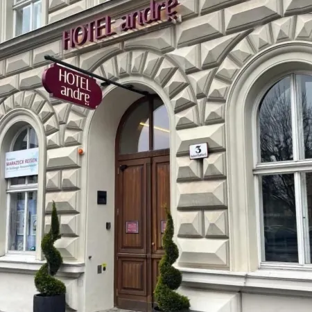 HOTEL andrä Отели рядом с достопримечательностью «Театр «Кляйнес Театер»»