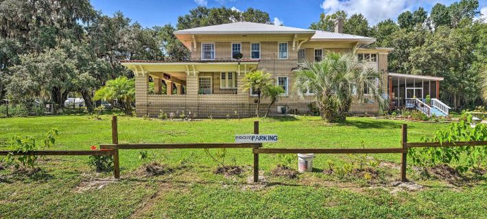 Historic Crescent City Studio - Lakefront w/ Dock! Hotels in Putnam County