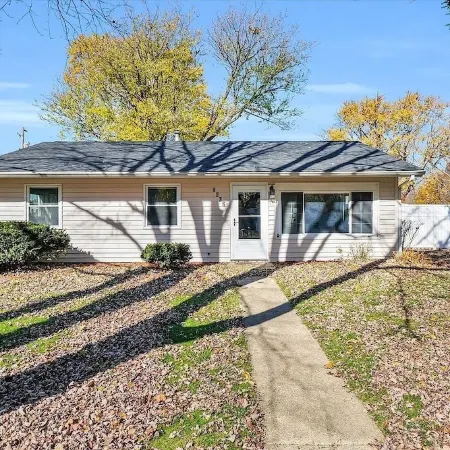 Modern 3BD/2BA near U of I with a large master suite!