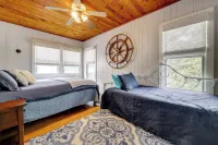 Spacious Lake Placid Retreat w/ Gorgeous Views! - Parkering