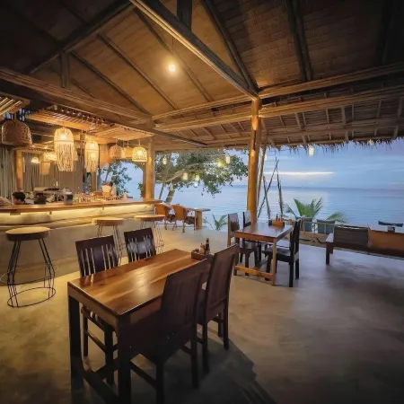 Long Bay Resort Отели рядом с достопримечательностью «Пляж Салад-Бич»