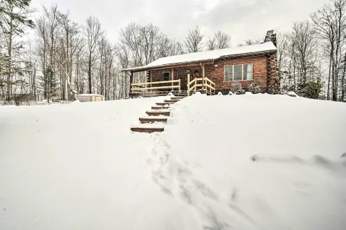 Cambridge Springs Cabin Near French Creek! - parking