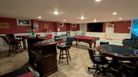 Large Family Lodge w/ Hot Tub, Sports Game Room, Gaming Room, and Pet Friendly! - Boutique