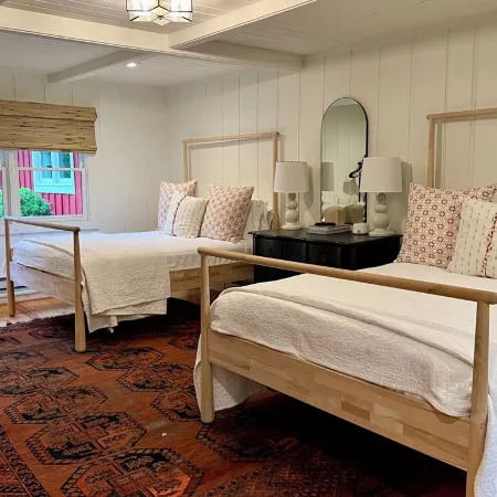 The Red House: Panoramic Views and Walk to Town